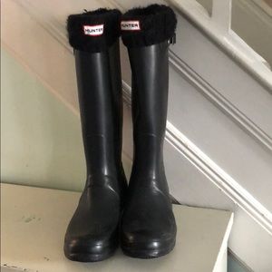Black hunter rain boots with removable socks